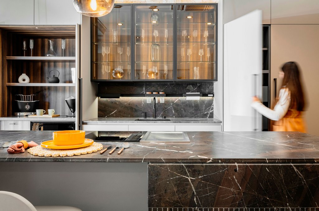 This kitchen in earth tones, with a Goiana kitchen island and matte black faucets, creates a trendy contrast that is very elegant.