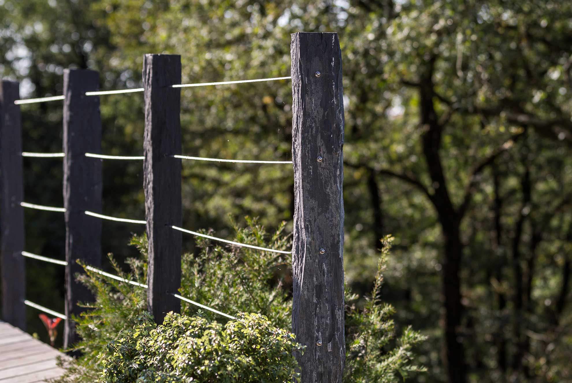 : Outdoor railing with INFERCOA® slate posts, offering a natural and durable fencing solution for gardens and pathways.