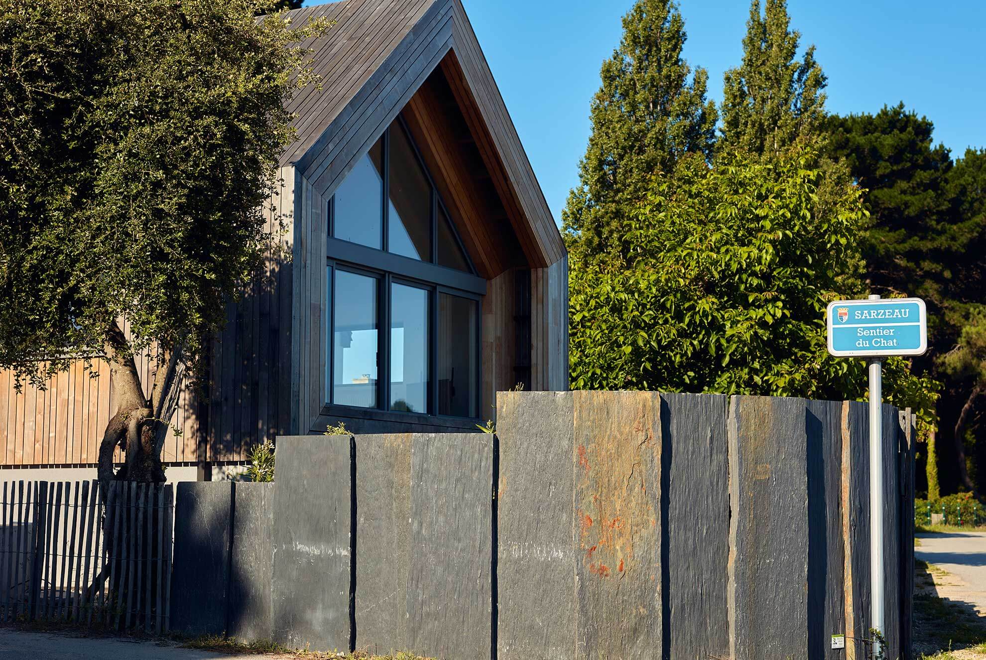 Modern fence design featuring INFERCOA® slate palisades, offering a durable and natural outdoor enclosure.